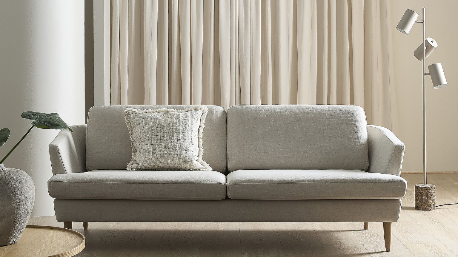 Elegant och enkel 2-sitssoffa i ljus färg.