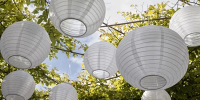 Solarix.jpg Solcellslampor i papper hängande i träd