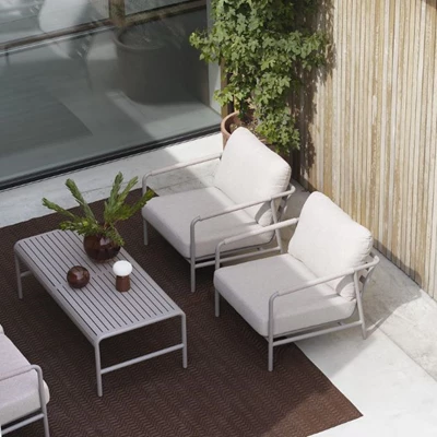 Terrassset sett uppifrån med två loungefåtöljer, ett loungebord och en utomhusmatta