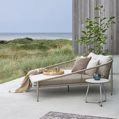 2-personers solsäng i gråaktiga nyanser på terrass
