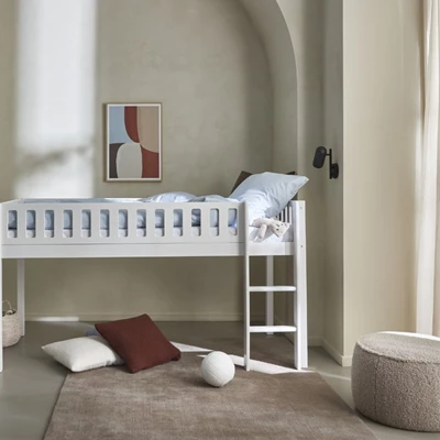 Vit våningssäng i minimalistiskt barnrum