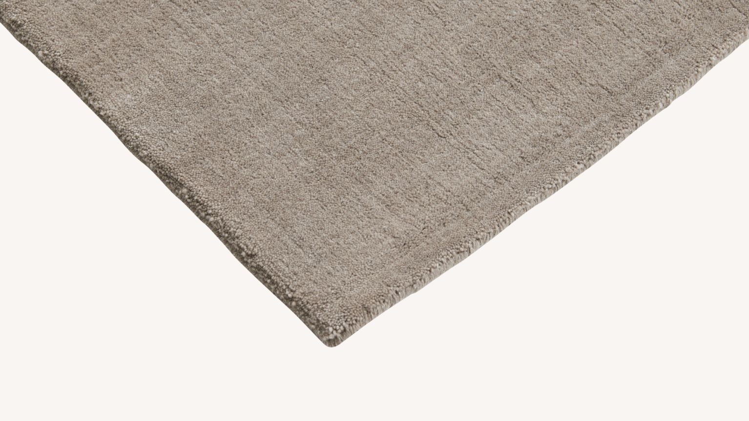 Tuftad matta i sandfärgat material