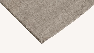 Tuftad matta i sandfärgat material