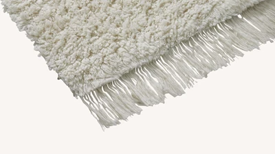 Närbild av ryamatta i vitt