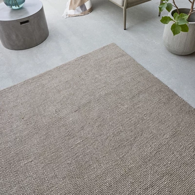 Mörkbeige matta på terrassen