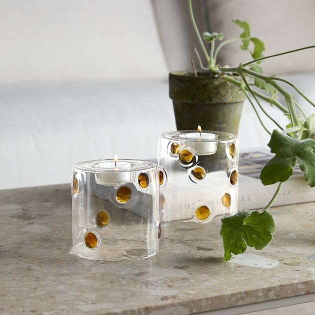 Två ljuslyktor i glas med prickigt mönster