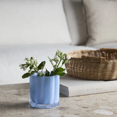 Liten blå ljuslykta med blommor i