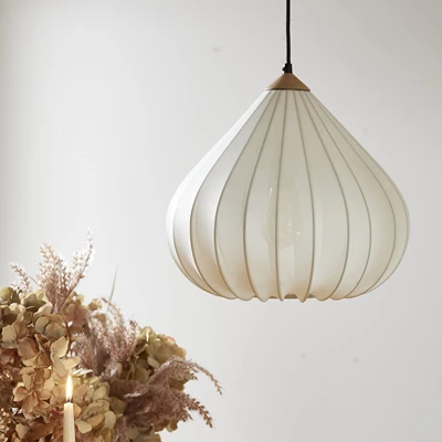 Ljus pendellampa mot ljus bakgrund