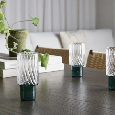 3 dricksglas med blåaktig botten och genomskinlig, räfflad design