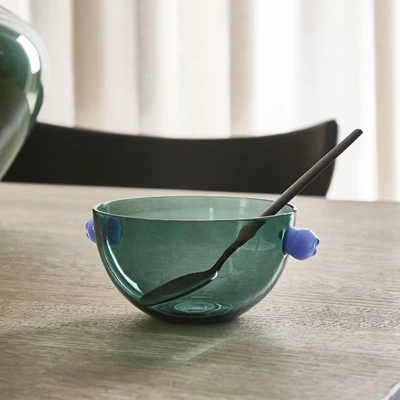 Grön skål i glas med sked