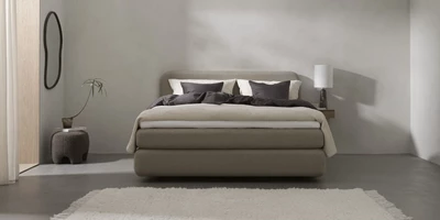 Design uden navn (17).jpg Dubbelsäng i sovrum med matta och väggmonterad spegel