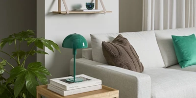 Vanda.jpg Inblick i vardagsrum med beige och gröna inslag.