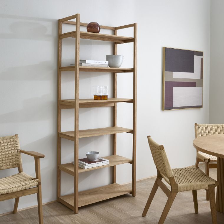 Öppen trähylla i vardagsrum med trämöbler.