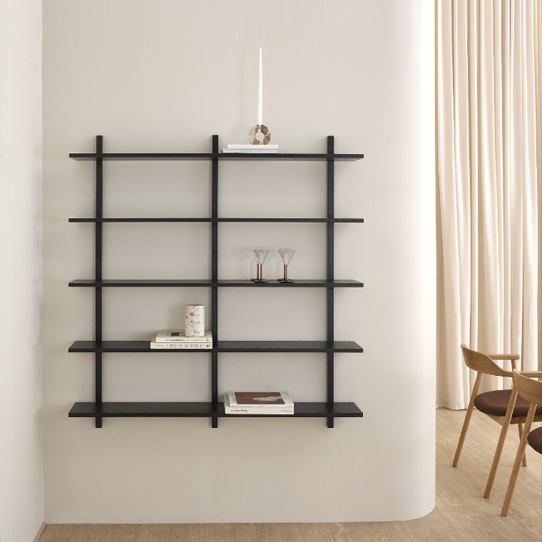 Svart, öppen hylla på väggen.
