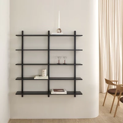 Bondi.jpg (1) Svart, öppen hylla på väggen.