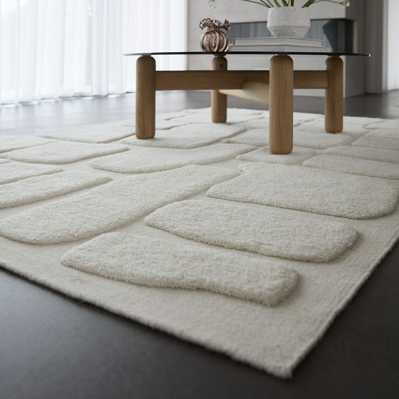 Vitt golvmatta med mönster.