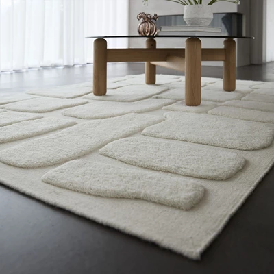 Vitt golvmatta med mönster.