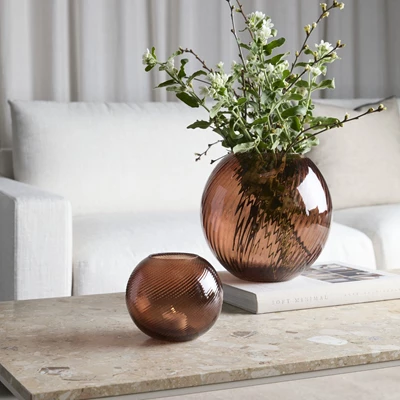 Två runda vaser i brunaktig färg