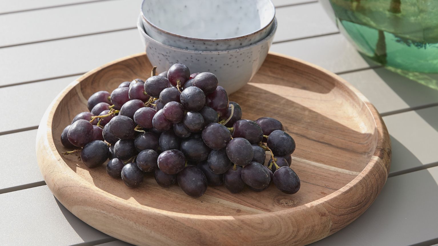 Träfat med vindruvor och skålar