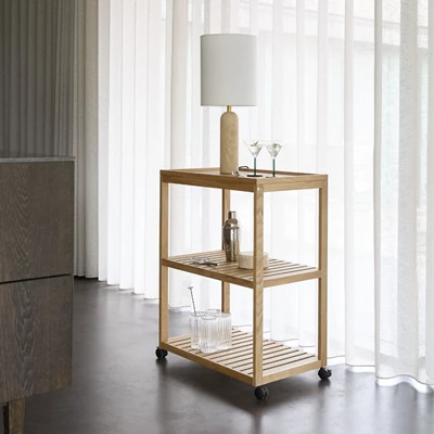 Minimalistiskt rum med rullbord i trä och diverse tillbehör