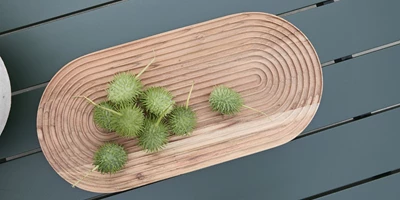 rigmor.jpg Skärbräda med räfflad design liggande på trädgårdsbord