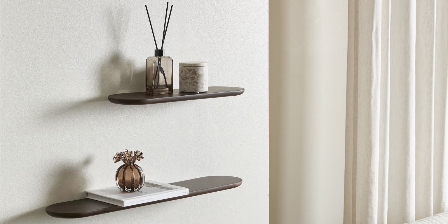 2 enkla vägghyllor i mörkt trä