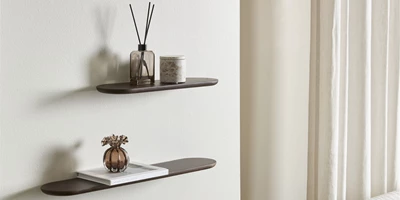 Anker.jpg (1) 2 enkla vägghyllor i mörkt trä