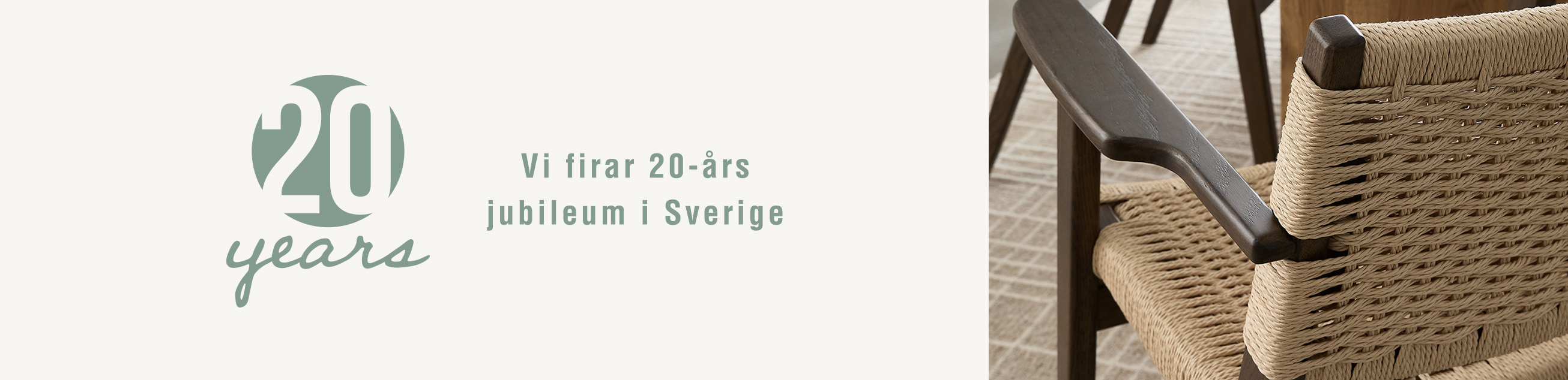 Närbild på flätad trästol med armstöd och jubileumslogotyp för 20 år i Sverige.