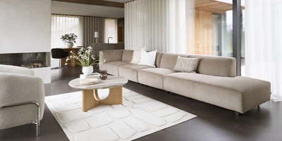 Vesta.jpg (3) Minimalistisk stue med stor sofa med open end, sofabord, lænestol og gulvtæppe