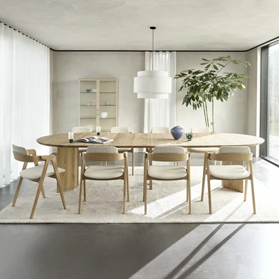 Matbord med stoppade matstolar