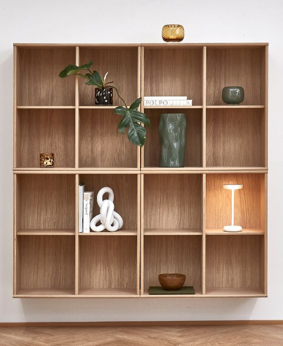 Kvadratiska hyllor i trä formade som en kvadrat.
