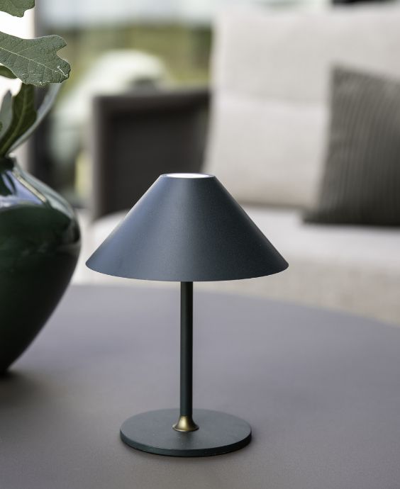 Trådlös bordslampa i mörkgrått på bord.