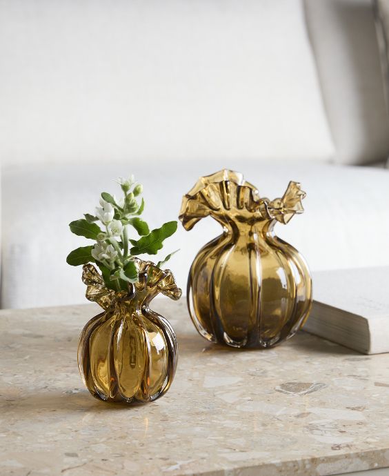 2 orange vaser i skrynkligt glas.