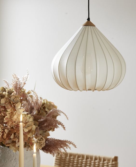 Pendellampa i tyg hängande från taket.