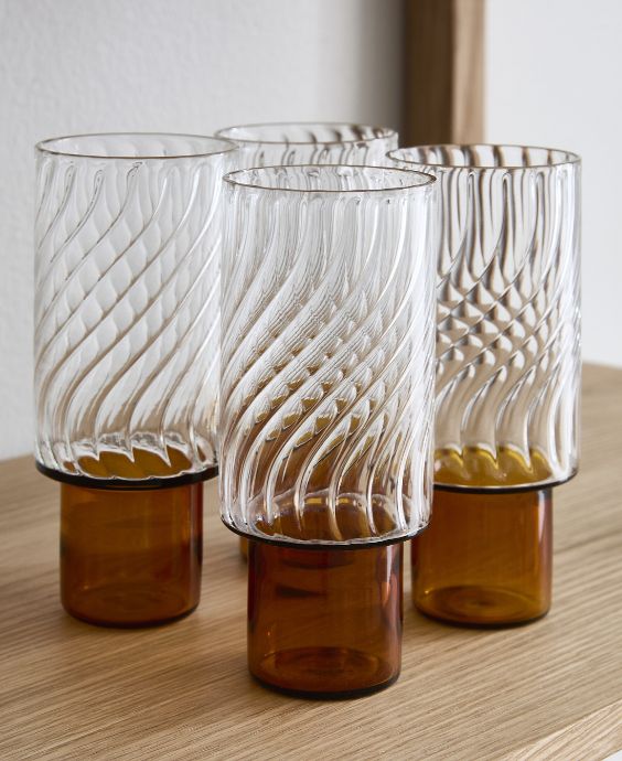 Dricksglas med orange botten.