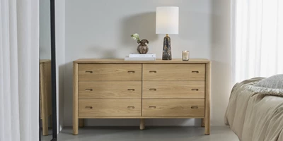 Tord.jpg Byrå i ljust trä med 6 lådor stående i sovrum.