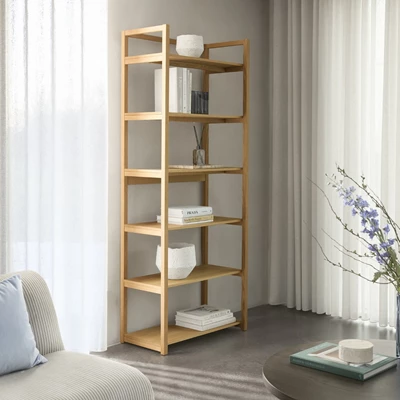 Öppen hylla i ljust trä stående på betongolv.