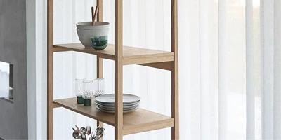 Hylla med öppna hyllplan i ljust trä