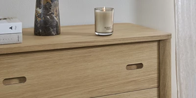 Tord.jpg (2) Närbild av byrå i ljust trä.