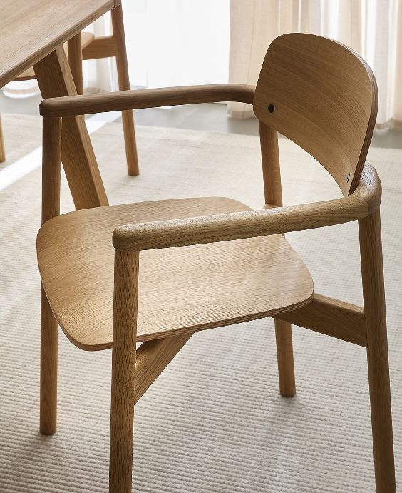 Matstol i ljust trä