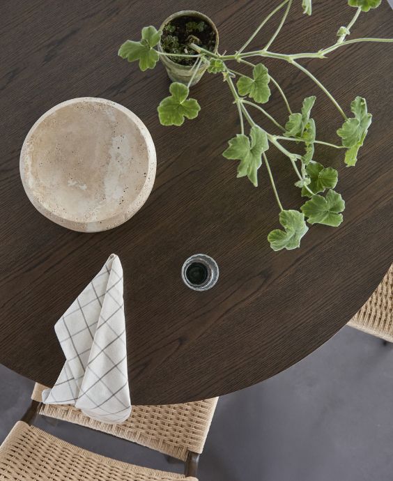 Runt matbord i mörkt trä