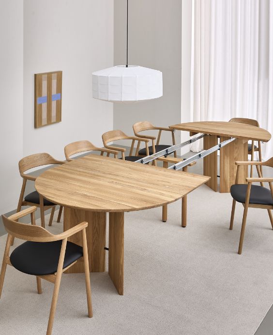 Matbord i trä med utdrag