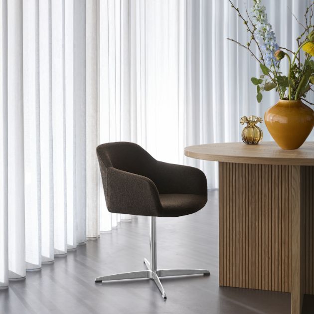 Stoppad matstol i brunt vid matbord i ljust trä