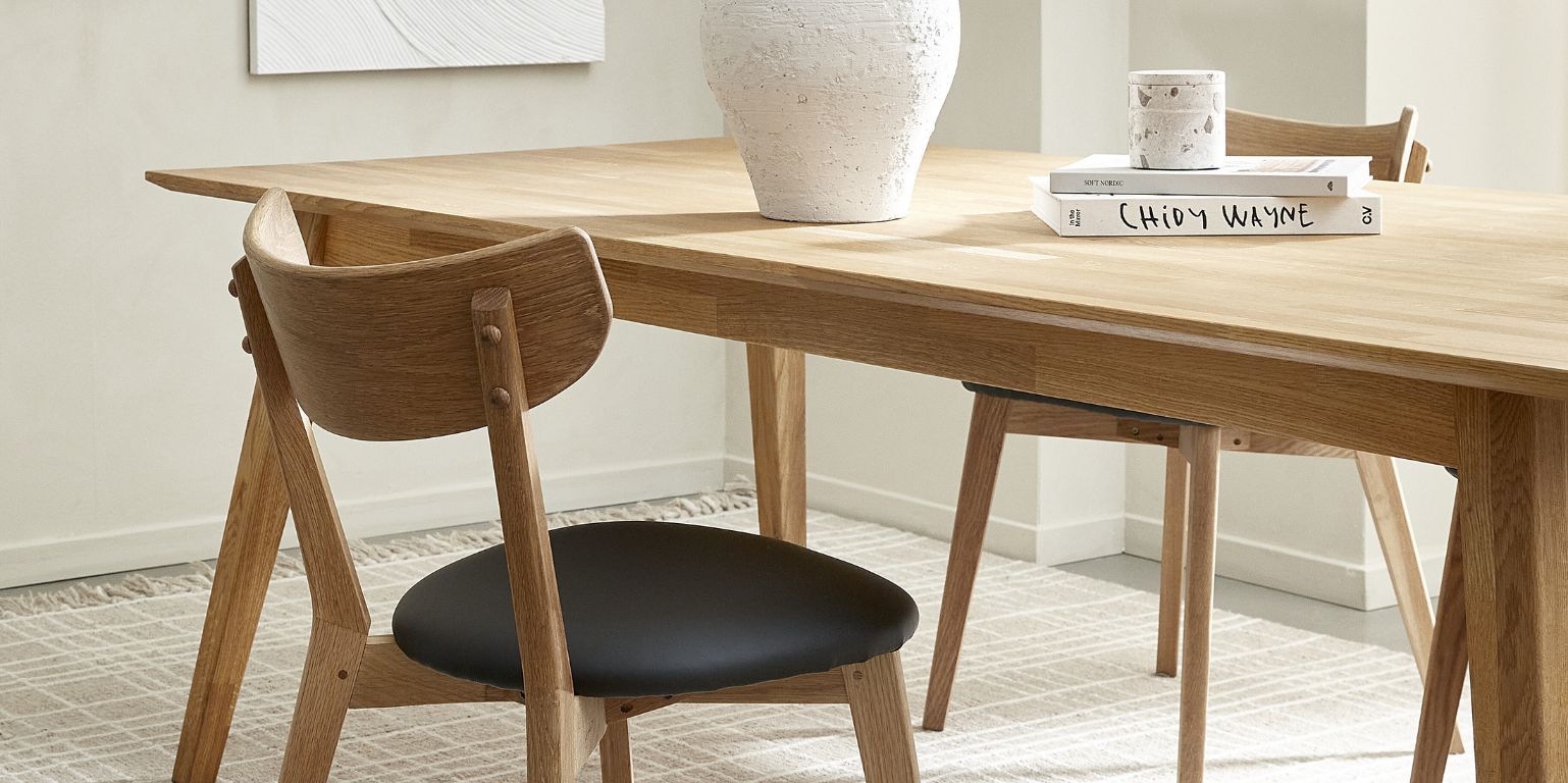 Matstol med lädersits vid matbord i trä