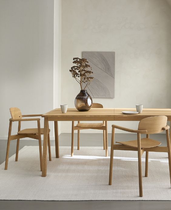 Ljus vardagsrum med matbord och stolar i trä