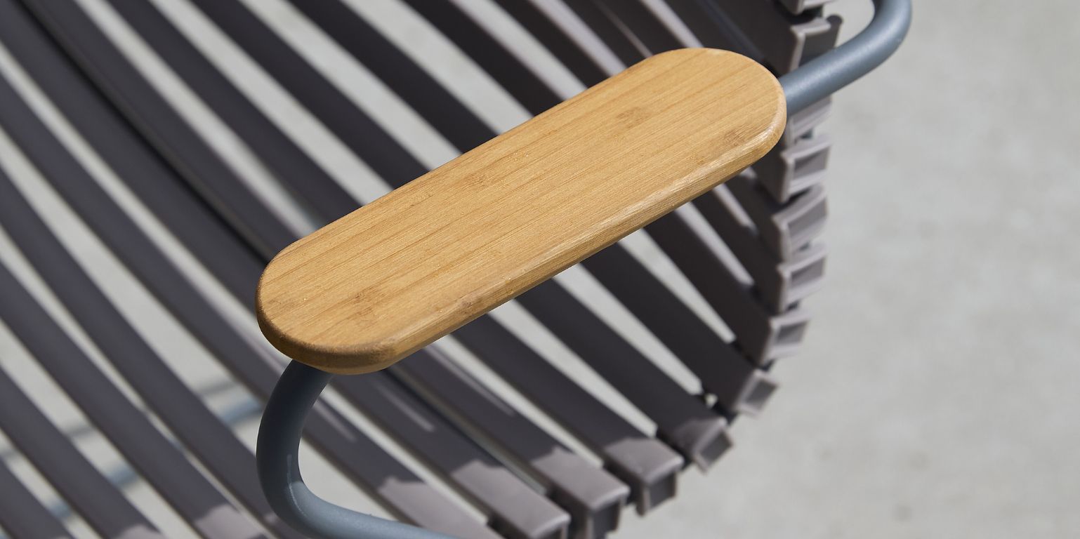 Armstöd på trädgårdsstol med plastlameller och trä.