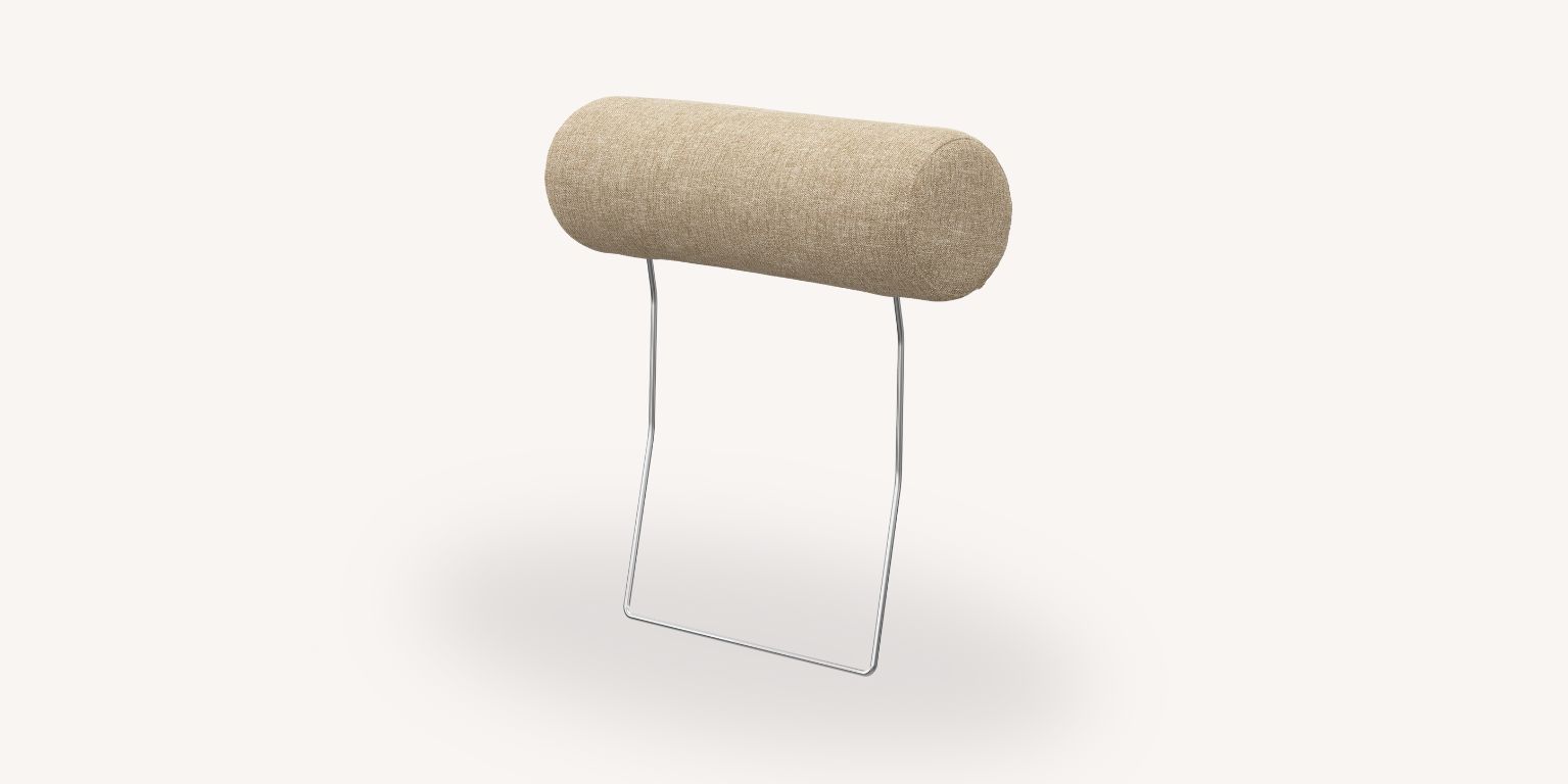 Nackstöd i beige färg mot beige bakgrund.