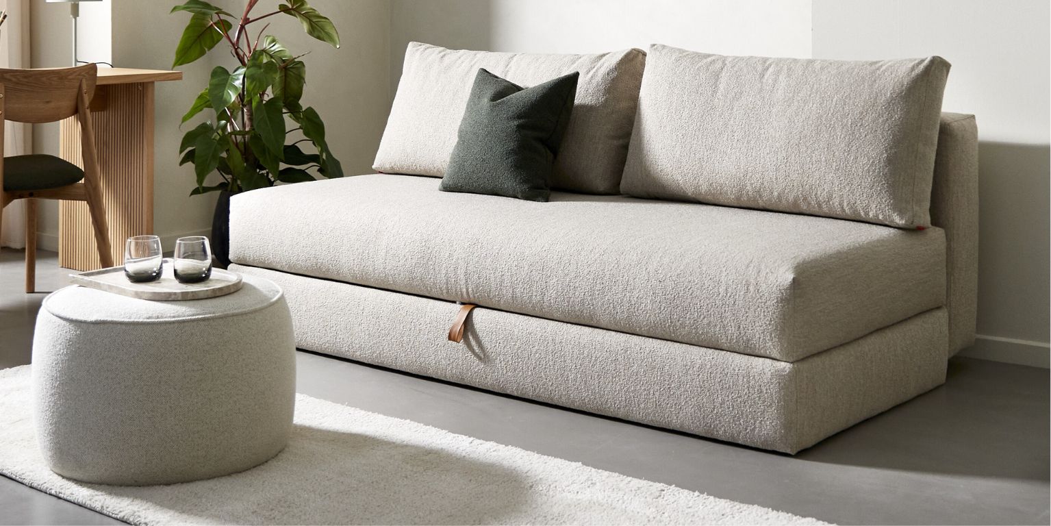 Lys sovesofa med puf i hvid som bord