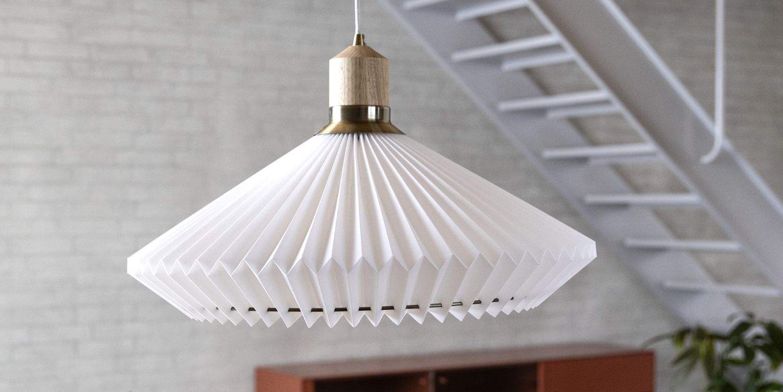 Plisseret pendel i hvid hængende fra loft