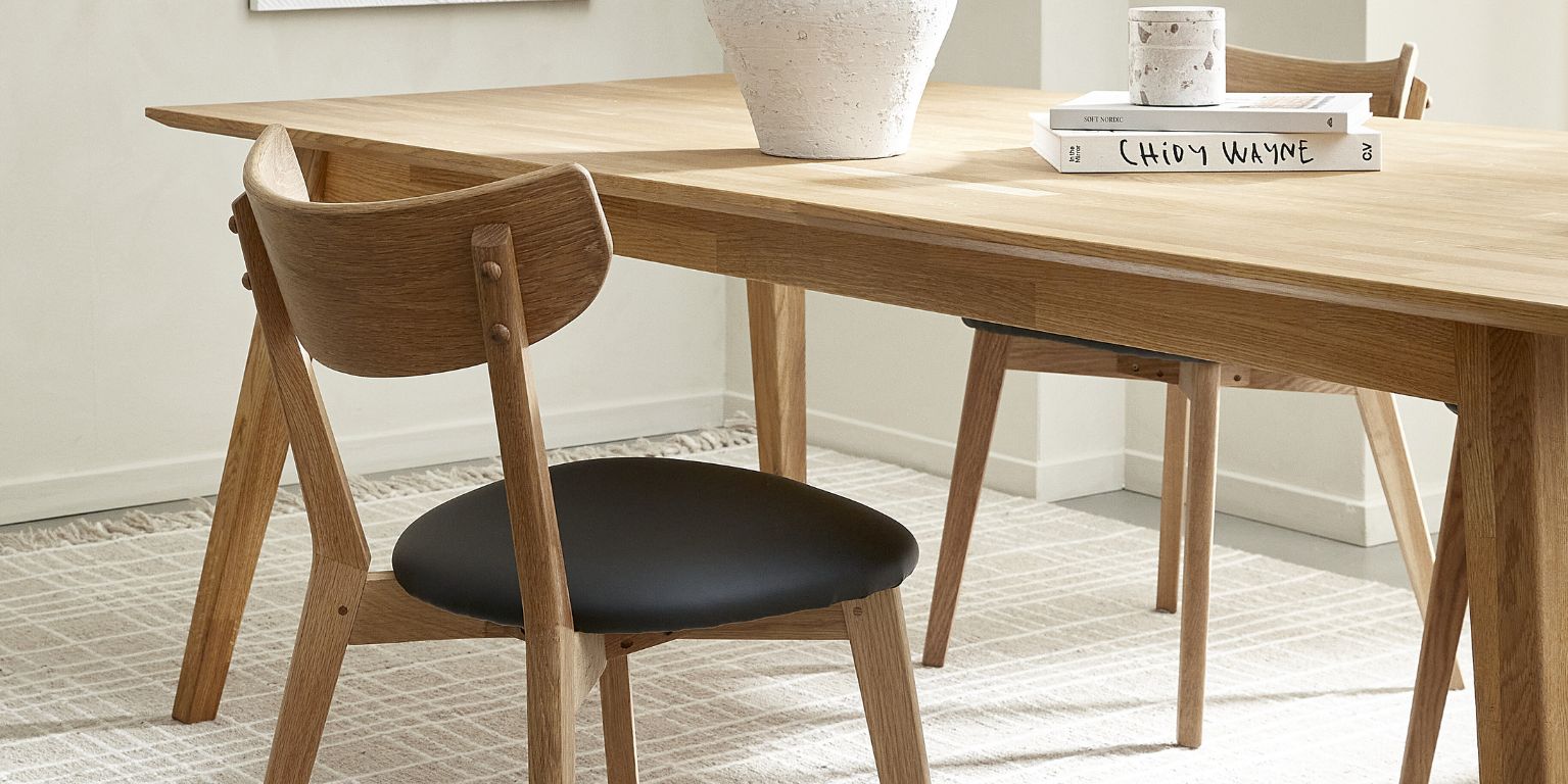 Spisebordsstol i træ med polstret sæde i sort